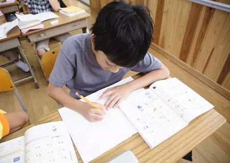 寫作業的孩子